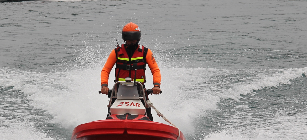 Restano incagliati con il gommone nella notte: salvati dalla guardia costiera con la moto d'acqua